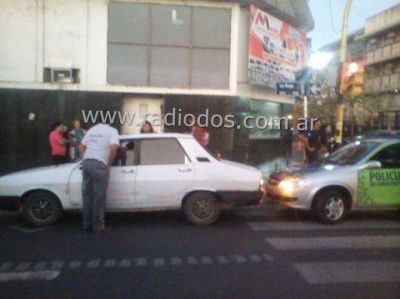 Un Renault 12 se qued� sin frenos y casi provoca una tragedia en 25 de Mayo y La Rioja
