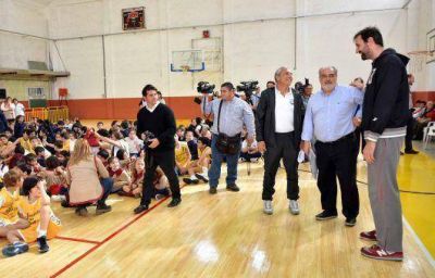 El gobernador Ricardo Colombi inaugur� el parquet en el Instituto San Mart�n de Goya