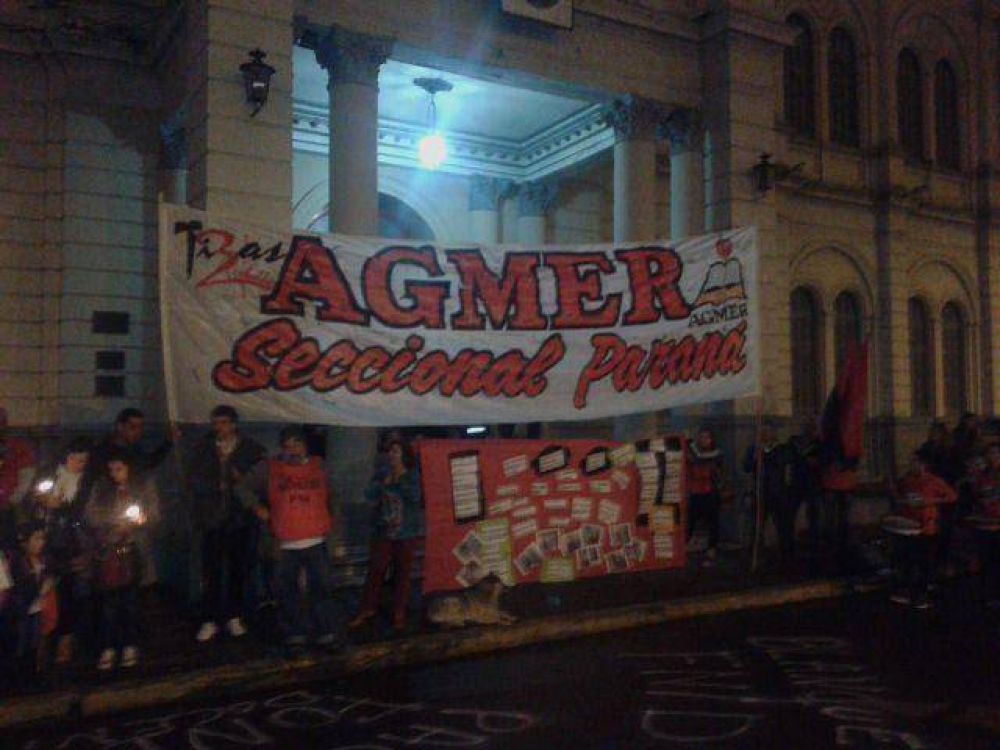 Docentes de Nogoy�, Tala, Villaguay, Cerrito y Paran� se movilizaron a Casa de Gobierno 