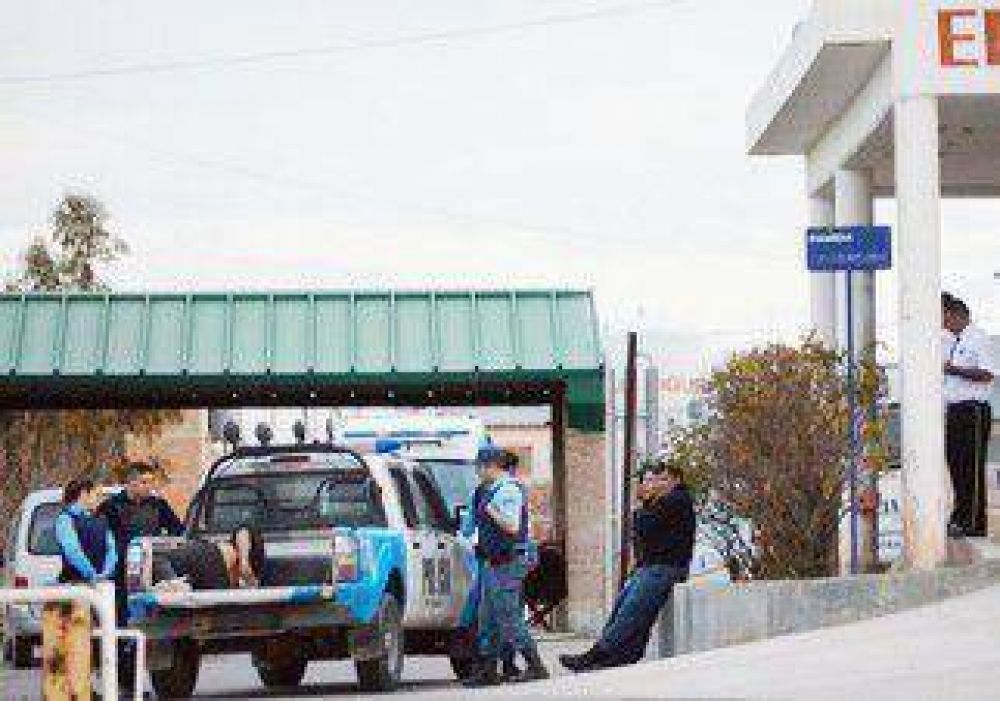 Como su yerno intent� acuchillarla, se tir� del auto en la Caminera 