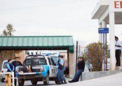 Como su yerno intent� acuchillarla, se tir� del auto en la Caminera 