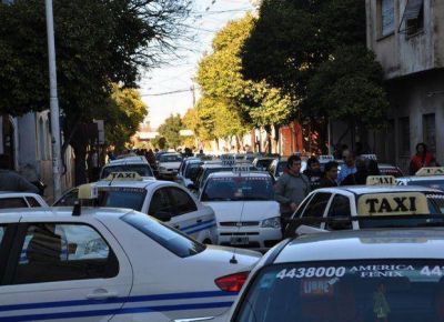 En un ambiente de malestar y protestas, comenz� a regir la nueva tarifa del taxi