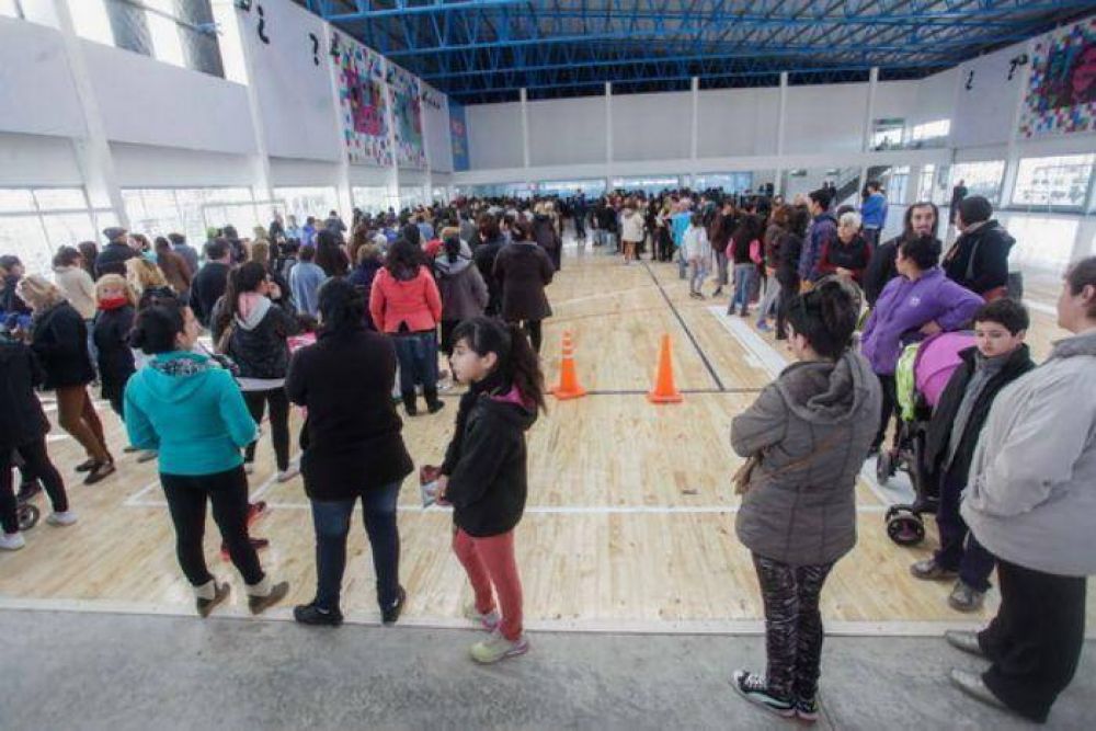 Una multitud se lleg� al Polideportivo del barrio Libertad para inscribirse en las distintas actividades