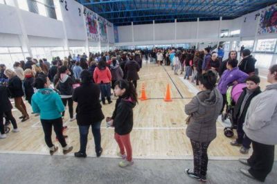 Una multitud se lleg� al Polideportivo del barrio Libertad para inscribirse en las distintas actividades