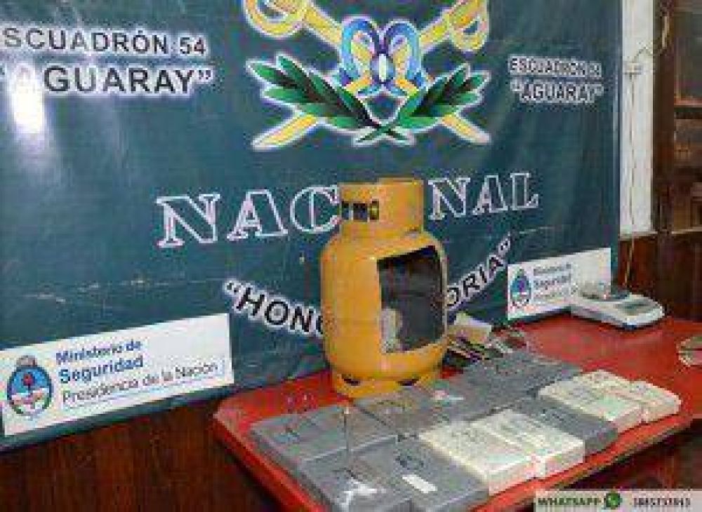 Gendarmera incaut 14 kilos de cocana ocultos dentro de una garrafa