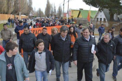M�ximo dialog� con los vecinos y recorri� las calles de El Calafate
