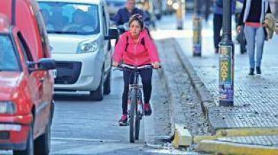 Despu�s de recorrer 12.000 kil�metros en bici, proponen ciclov�as para el centro