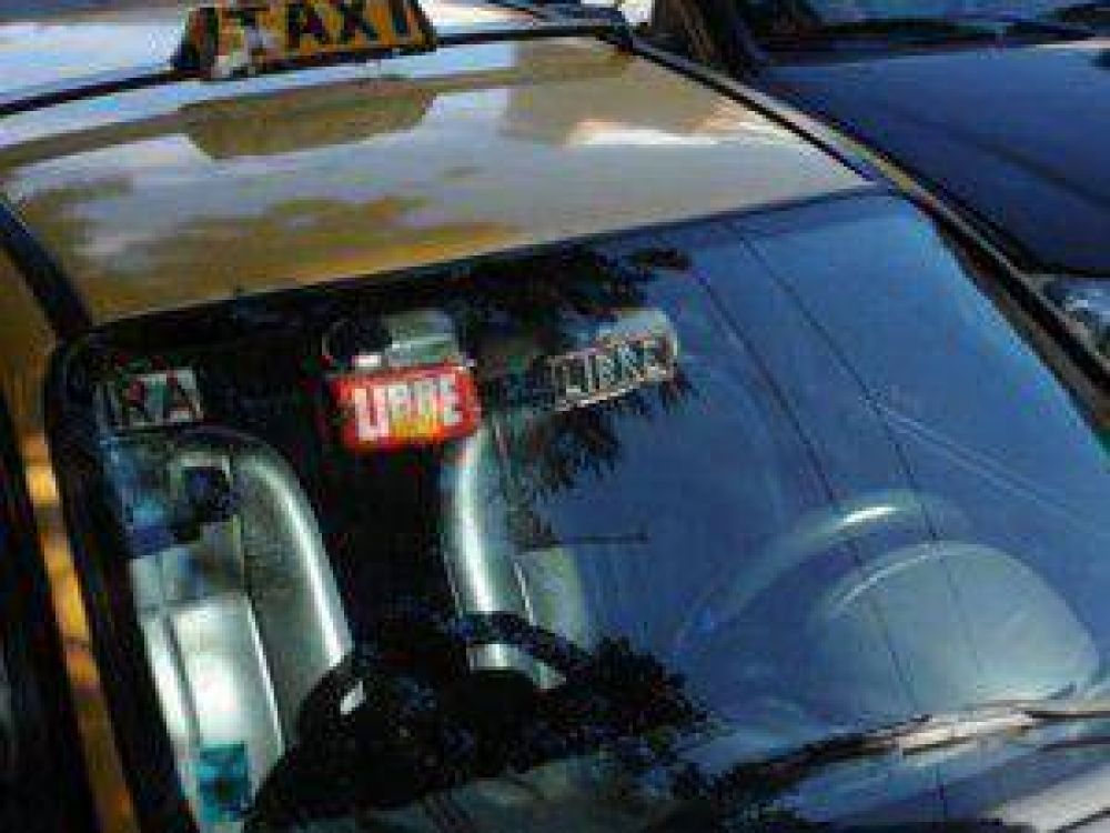 Taxis: con el nuevo incremento, la bajada de bandera cuesta 12 pesos