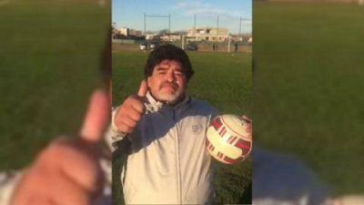 Maradona, sensibilizado y pelota en mano: 
