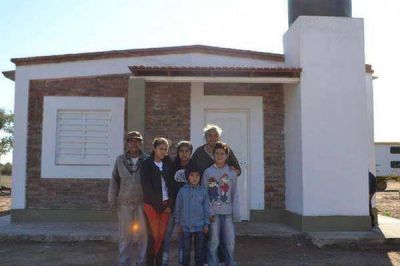 El Gobierno hizo realidad el sue�o de la casa propia a familias de Rodeana