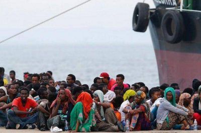 Hallan al menos 13 muertos en un buque que trasladaba a unos 522 inmigrantes