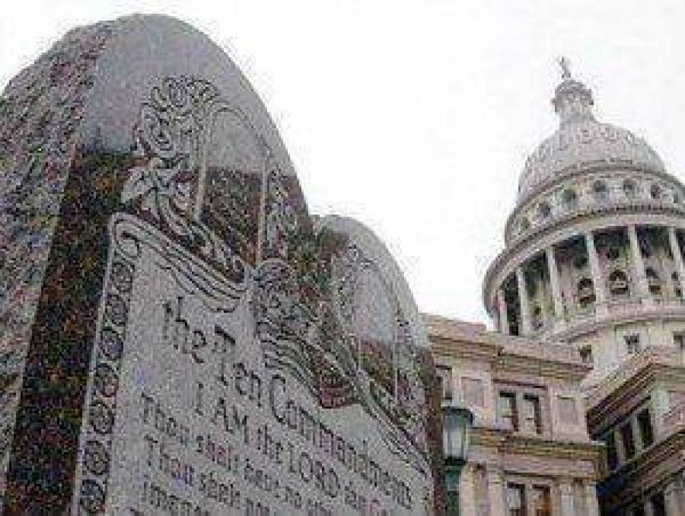 El Tribunal de Oklahoma ordena la retirada del monumento a los Diez Mandamientos