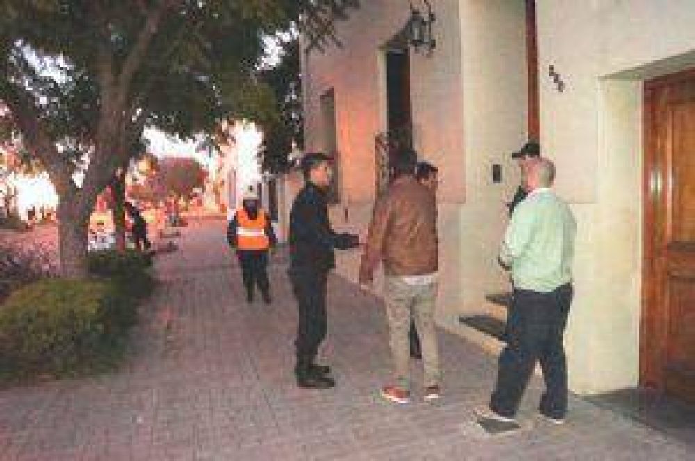 ADELANTO: Rescatan a un hombre que qued� atrapado al caerle un tronco encima