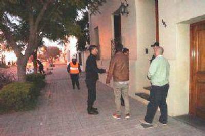 ADELANTO: Rescatan a un hombre que qued� atrapado al caerle un tronco encima