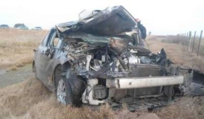 Un auto destrozado y el conductor a salvo