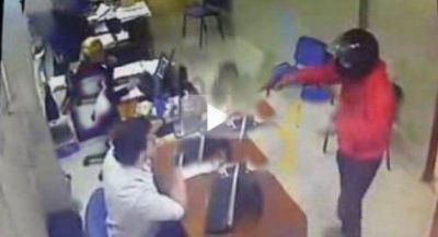 Entran a robar a un sindicato y gatillan varias veces a un empleado