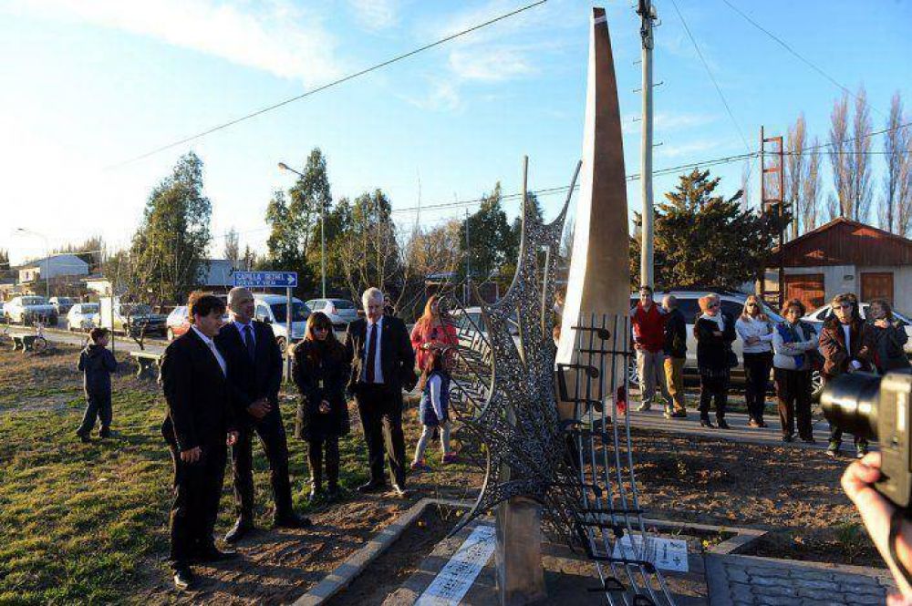 Buzzi y Jones inauguraron una escultura en honor al pueblo gals