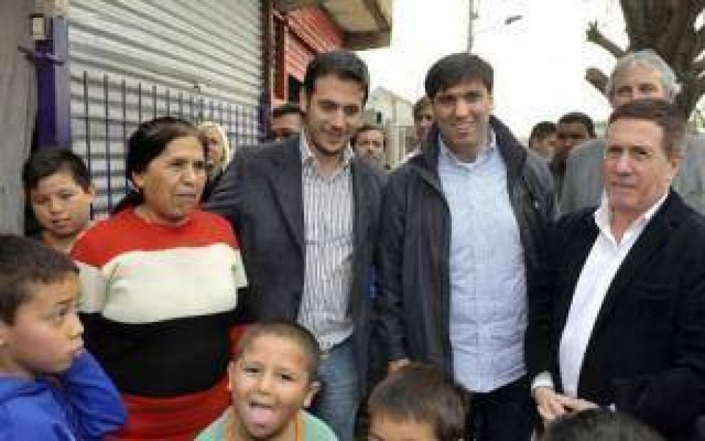 Juli�n �lvarez recorri� Lan�s junto a Diego Bossio