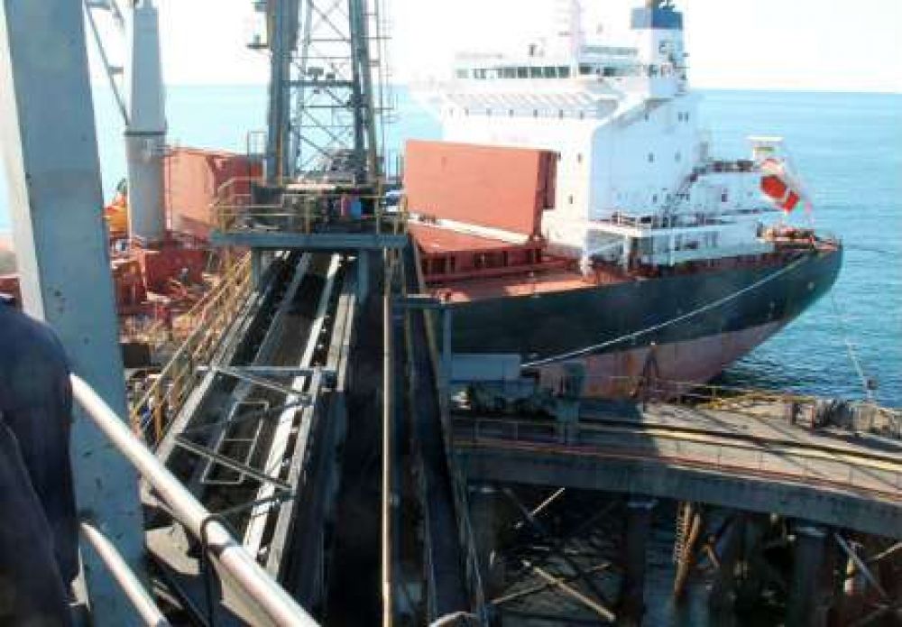Cargan 60.000 toneladas de hierro para exportar de Sierra Grande a China