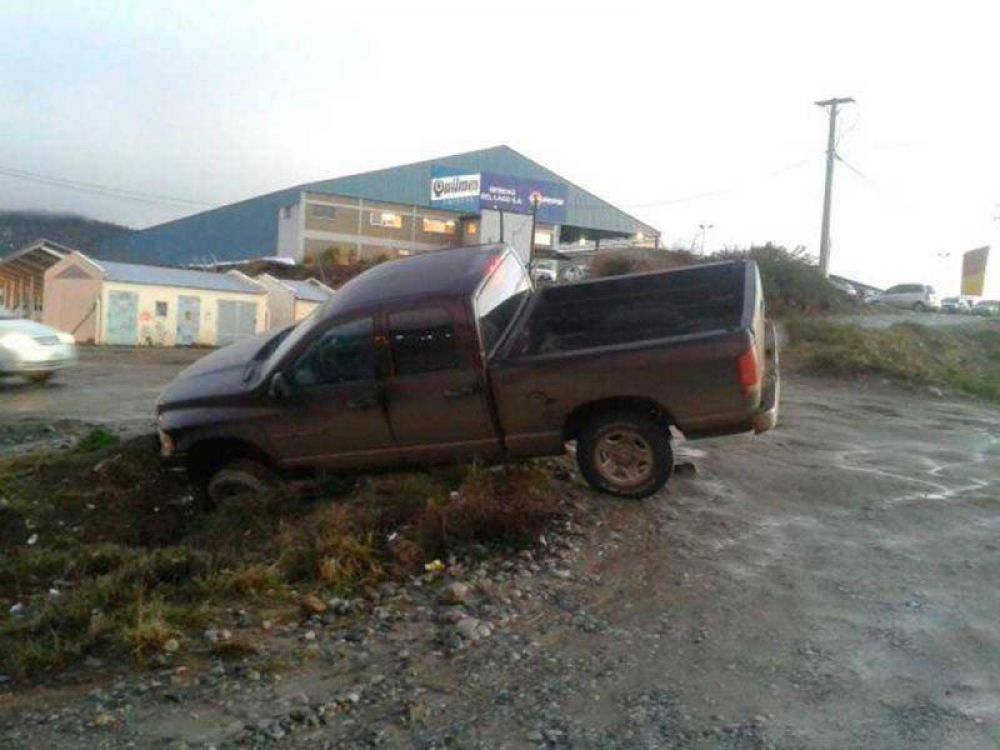 Se despist� una potente camioneta y termin� de trompa en una zanja