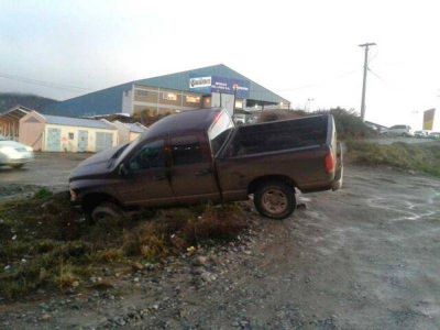 Se despist� una potente camioneta y termin� de trompa en una zanja