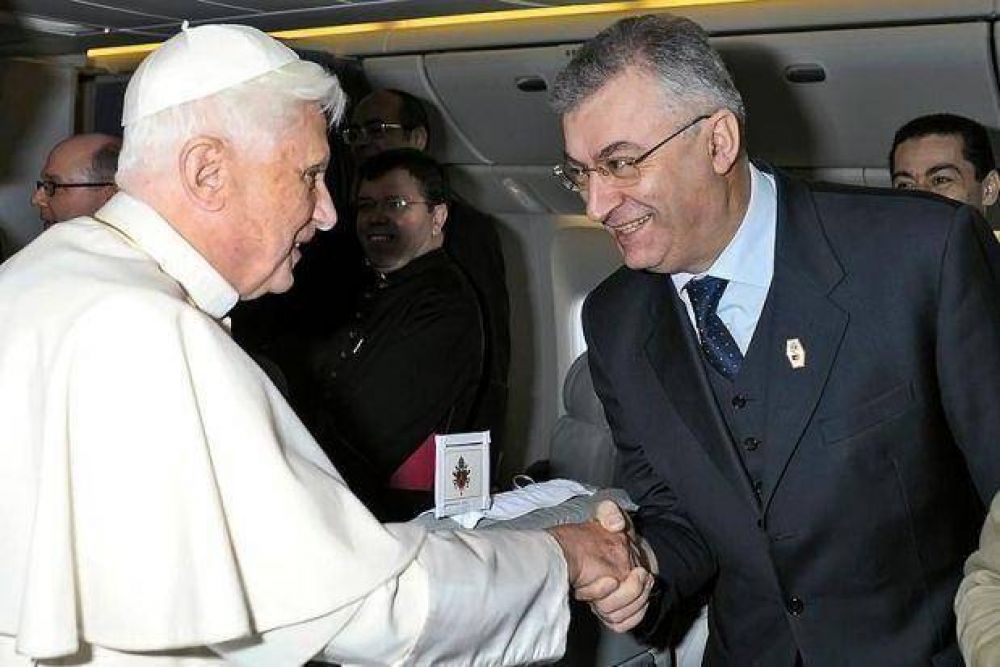 Polisca ya no es el médico de Francisco, aunque sigue siéndolo de Benedicto XVI
