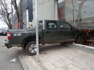 Intentaron robar un comercio usando una camioneta robada 