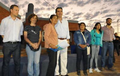 Al destacar la inversi�n en infraestructura social, el Gobernador entreg� 15 viviendas en el barrio Cotap