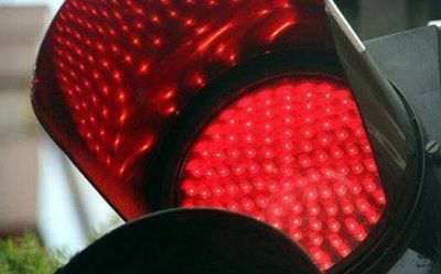 Pasar un sem�foro en rojo ya cuesta casi $10 mil