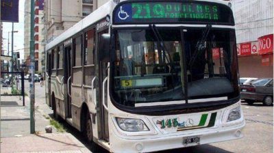 Dos ladrones asaltaron un colectivo en Quilmes y lo desviaron de su recorrido