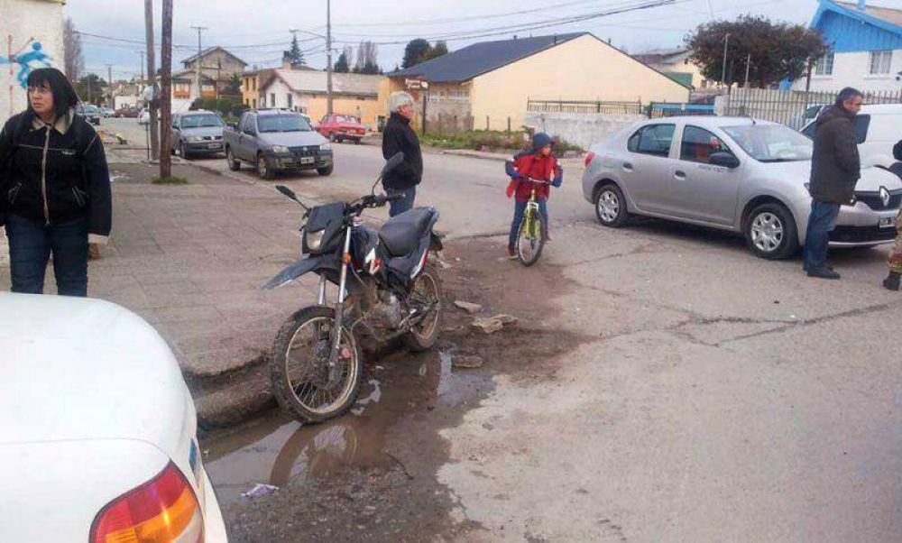 Ocupantes de una moto heridos al chocar contra un rem�s