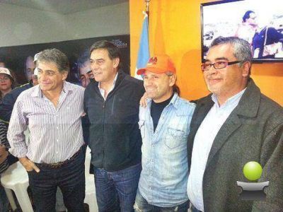 MARCOS DE PALMA BRINDO TODO SU ACOMPA�AMIENTO A �PANCHO� BRACCO Y �LALY� GATICA