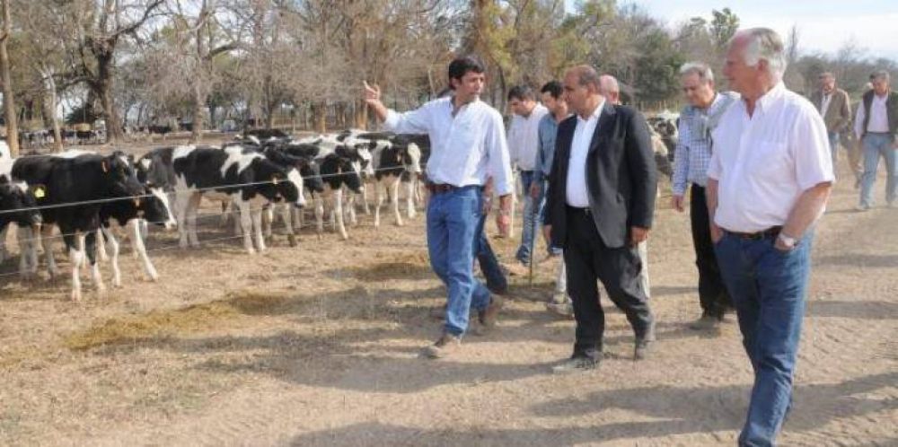 Manzur mantuvo un encuentro de trabajo con productores lecheros
