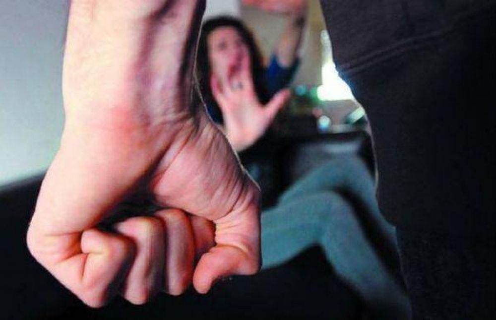 At� a su esposa a una ventana y la tortur�