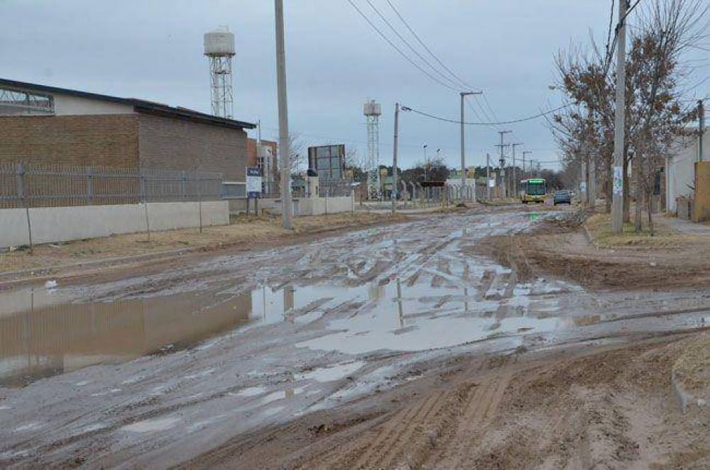 Derrames cloacales: el olor y la mugre, un sufrimiento cotidiano