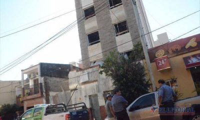 En montacargas, dos obreros cayeron desde el cuarto piso de un edificio