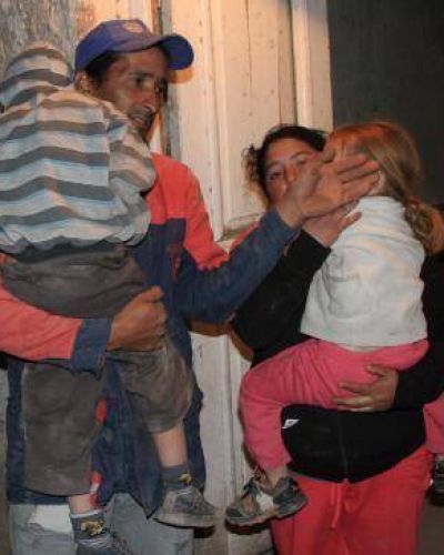Con enga�os, raptaron a 2 hermanitos y los abusaron