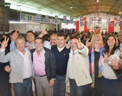 �Tenemos que estar todos juntos trabajando por la gente�