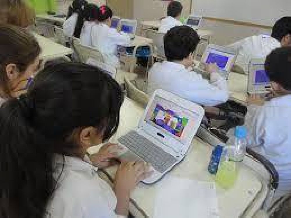Se entregaran 418 aulas digitales moviles a escuelas de la provincia