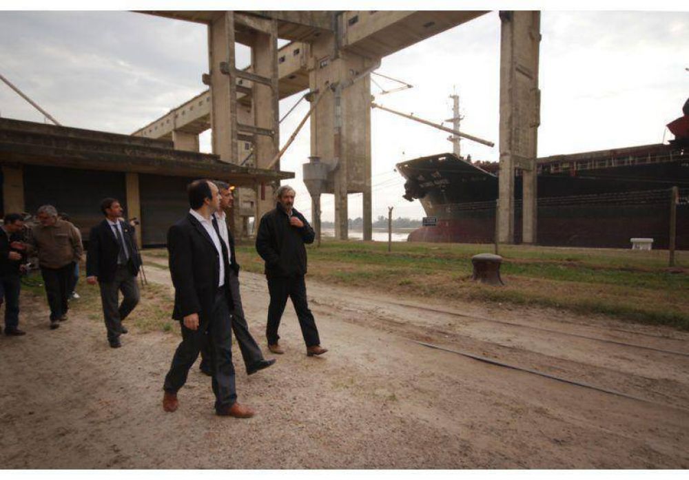 Un buque granelero completa la carga de 530 camiones con trigo en el Puerto local