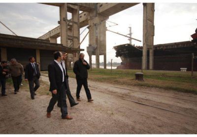 Un buque granelero completa la carga de 530 camiones con trigo en el Puerto local