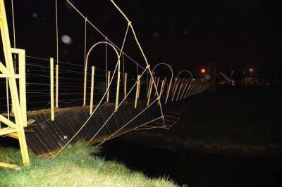 Puente colgante qued� al borde de caerse tras un accidente: piden precauci�n