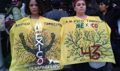 Padres de los 43 estudiantes asesinados en M�xico piden audiencia al Papa
