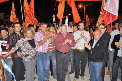 Infante inaugur� pavimento en el barrio Industria