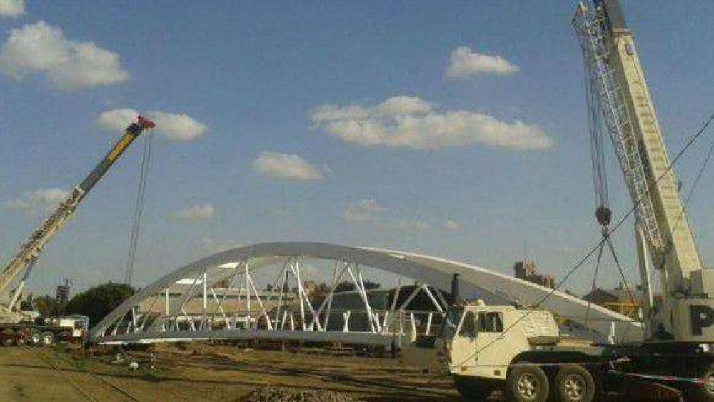 Realizaron la Instalacion del puente peatonal de calle Mendoza
