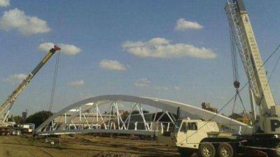 Realizaron la Instalacion del puente peatonal de calle Mendoza