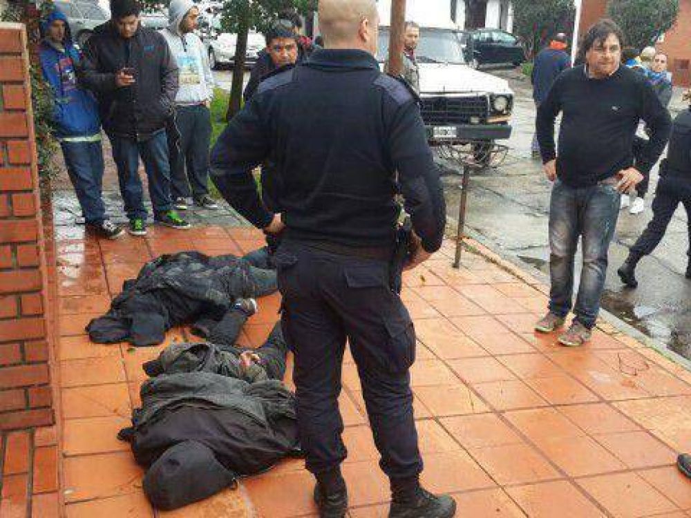 Persecuci�n y choque: Tres delincuentes robaron una camioneta pero dos de ellos quedaron detenidos