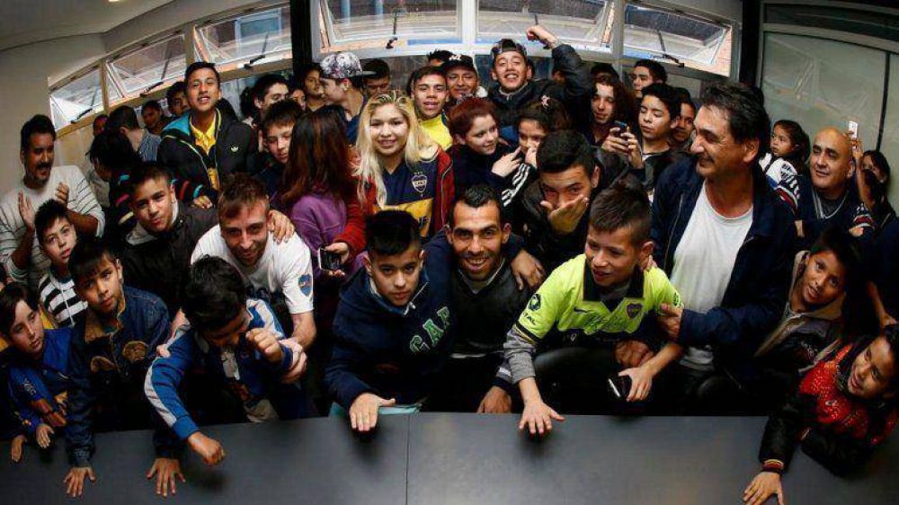 Humildad y talento: Tevez recibi� en Boca a 40 chicos del comedor al que le llegaron las donaciones de su presentaci�n