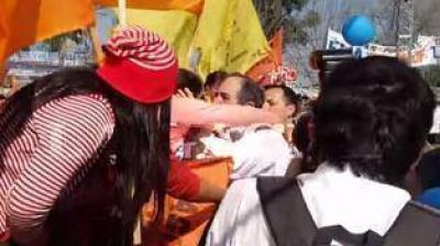 Alperovich se lanz� desde un escenario para saludar militantes en Aguilares