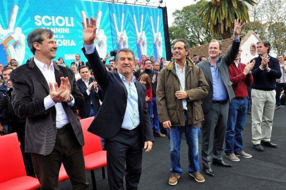 En un acto en Gualeguaych�, Scioli afirm�: �El Pato Urribarri seguir� siendo protagonista� 